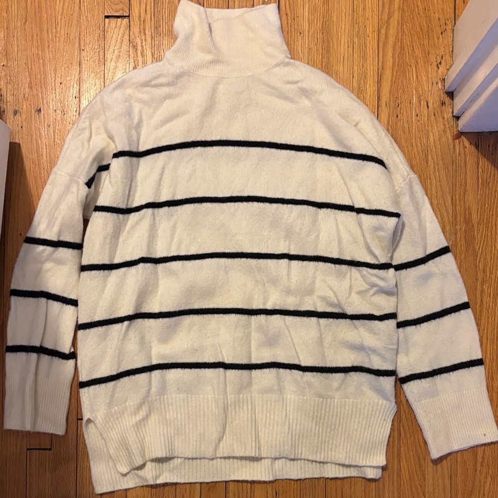 Abercrombie Striped White and Black women’s turtleneck Sweater size small